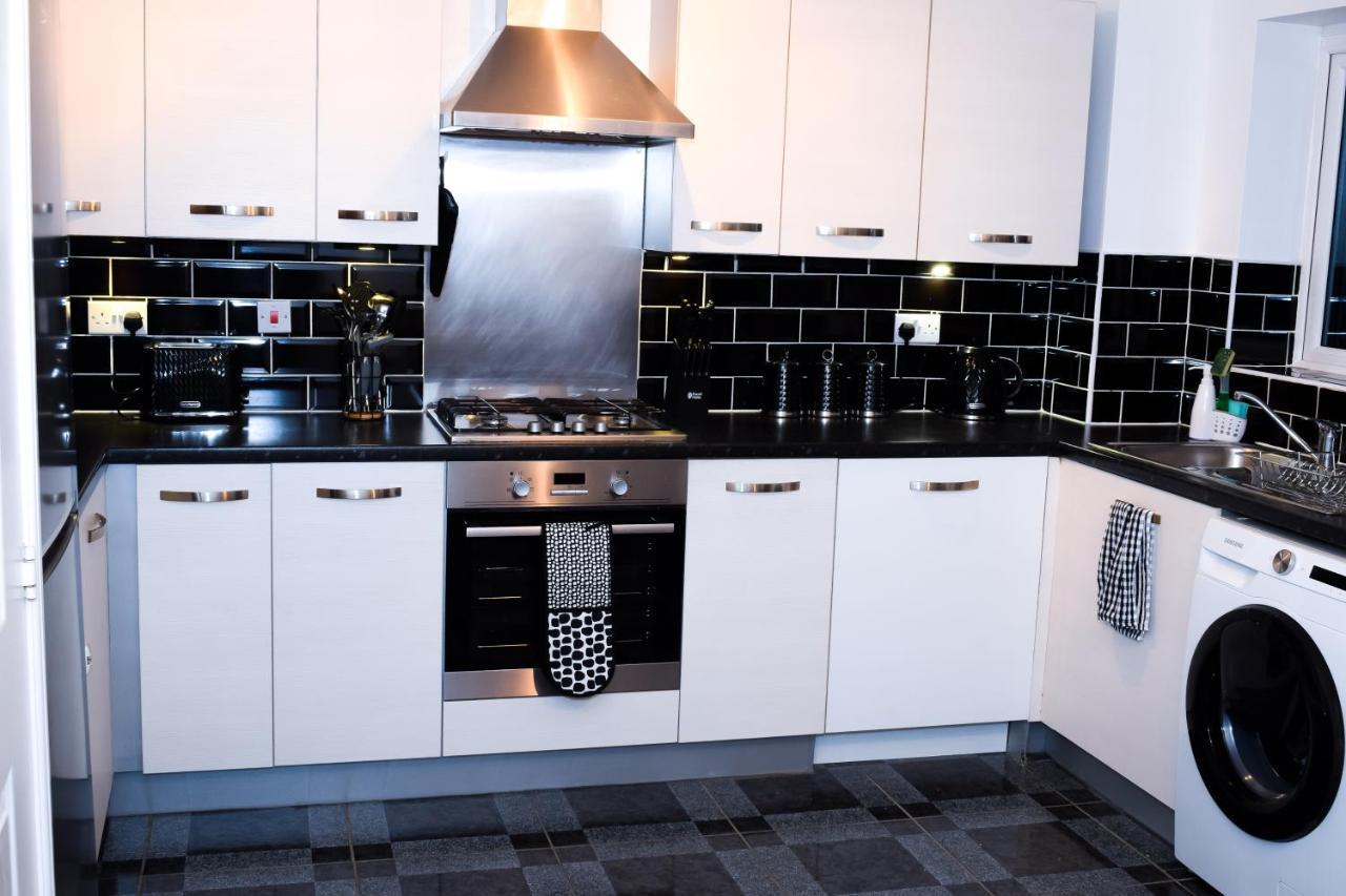 Modern 3 Bed House Apartment *
